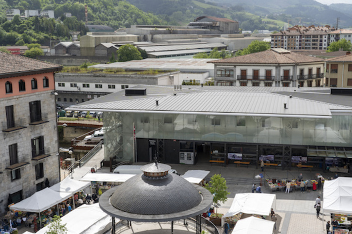 La antigua factoría de Corrugados, vista desde el balcón del Ayuntamiento de Azpeitia en el centro de la localidad. (Gorka RUBIO-FOKU)