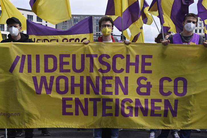 En esta foto de archivo, manifestantes caminan con una pancarta que dice «deshacerse de Deutsche Wohnen» durante una manifestación contra el precio del alquiler en Berlín. (John MACDOUGALL/AFP)