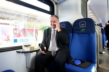 El secretario general de la OCDE, Mathias Cormann, en un tren especial que el pasado martes llevó de Bari a Matera a los participantes en una reunión sectorial del G20 en Italia. (Donato FASANO | AFP)