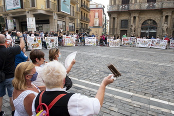 Concentración ruidosa de las Peñas contra la prohibición de exhibir las pancartas de sanfermines. (Iñigo URIZ/FOKU)