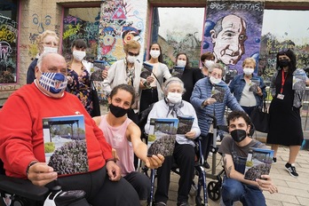 Estudiantes, residentes y personal de la residencia en la presentación del fanzine. (MITXI/EHU)