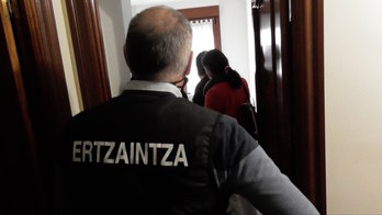 Un momento de la operación en Gizpukoa contra una banda internacional de falsos alquileres turísticos. (ERTZAINTZA)