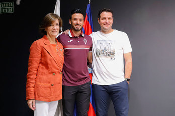 Javi Muñoz posa en Ipurua junto a Amaia Gorostiza y César Palacios. (A.U.L.)