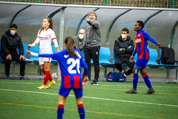 Iker Dorronsoro dirige a sus jugadoras en Unbe. (Jaizki Fontaneda/Foku).