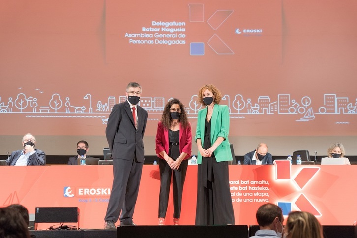 Agustín Markaide, presidente de Eroski; Rosa Carabel, nueva directora del grupo; y Leire Mugerza, presidenta del Consejo Rector, en la asamblea general celebrada el 16 de junio.        