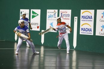 Zeberio remonta la pelota en un lance de la final de hoy en el Labrit. (Joseba ZABALZA)