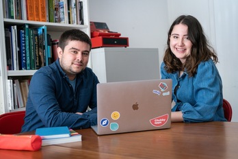 Asier García Morato y Patricia Bedoya son los promotores de Chubby Apps, una iniciativa en la que desarrollan herramientas para mejorar la vida de las personas. (Endika PORTILLO/FOKU)