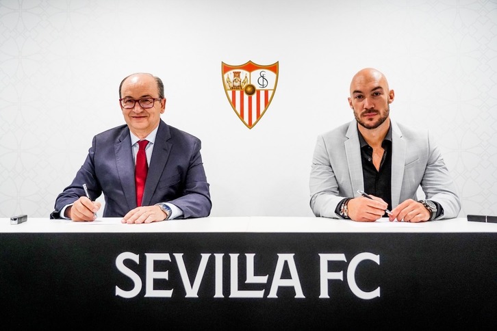 Dmitrovic (der.) junto al presidente del Sevilla José Castro. (@SEVILLAFC)