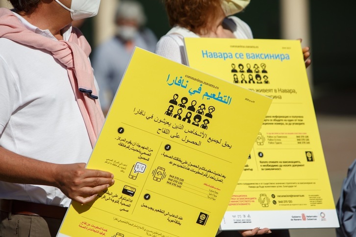 El Gobierno navarro ha preparado unos carteles específicos para informar sobre la vacunación a las personas migrantes. (GOBIERNO DE NAFARROA)