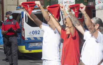 La alargada sombra del coronavirus seguirá estando muy presente en Iruñea en los no sanfermines a través de señales como los controles policiales en determinados puntos de Alde Zaharra. (Jagoba MANTEROLA/FOKU)