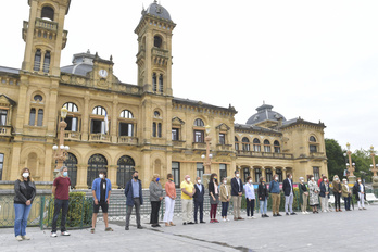 Represenentantes municipales, de la Diputación y las Juntas Generales se han concentrado ante el Ayuntamiento. (Idoia ZABALETA/FOKU)