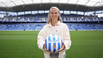 Claire Pleuler, que ha firmado por un año, posa en el Reale Arena. (Real Sociedad)