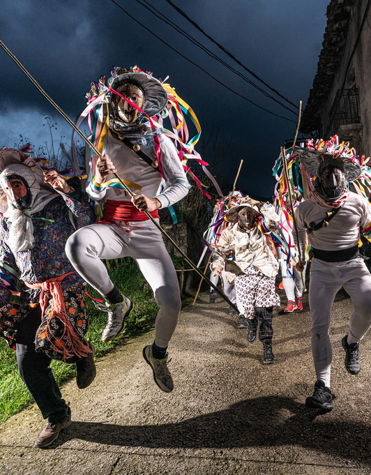 Los mamoxarroak de Unanu, en una de las imágenes con las que cuenta el libro que muestra el particular Carnaval de la localidad navarra. (FOTOGRAFÍAS: Joseba URRETAVIZCAYA)