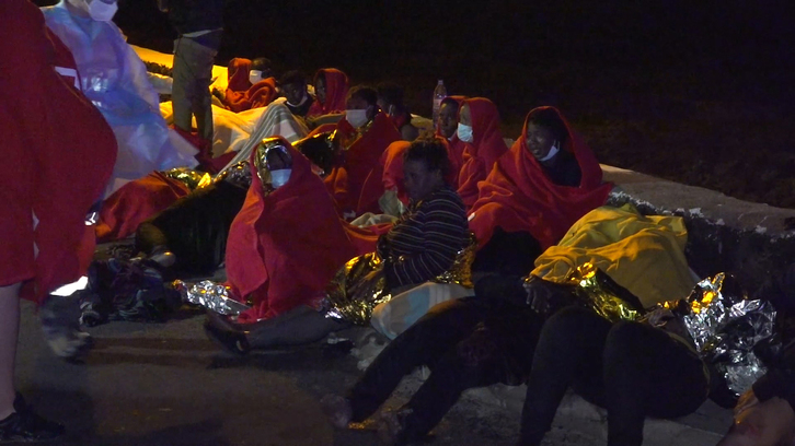 Los servicios de emergencia atienden a migrantes rescatados el pasado 18 de junio en Orzola, Lanzarote, tras un naufragio en el que murieron varias personas. (EUROPA PRESS)