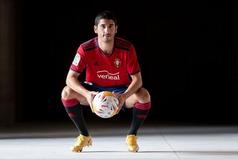 José Ángel 'Cote', con la camiseta rojilla. (@CAOSASUNA)