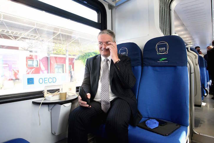 El secretario general de la OCDE, Mathias Cormann, camino de la pasada cumbre del G-20. (Donato FASANO/AFP)