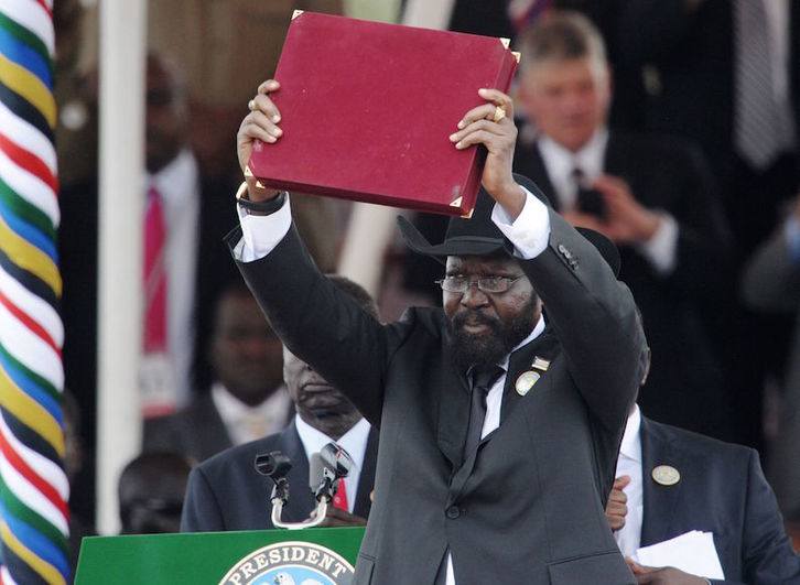 En esta imagen de hace diez años el presidente Salva Kiir sostiene el primer ejemplar de la Constitución. (Roberto SCHMIDT/AFP)