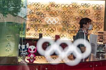 Olinpiar Jokoen Japoniako Museoaren irudia, barnean langile bat dagoela. (Philip FONG / AFP)