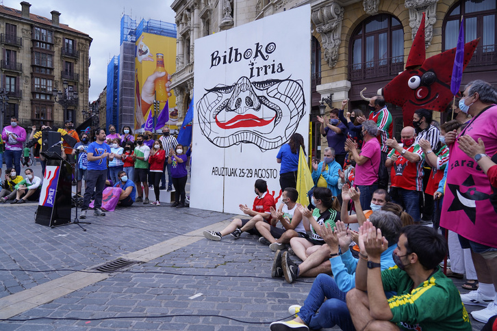 Bilboko Irria Kulturaldiaren aurkezpena Arriaga aurrean. (Aritz LOIOLA/FOKU)