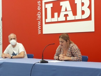 El secretario de Acción Sindical, Xabier Ugartemendia, y la abogada de LAB Garazi Mendoza, en la rueda de prensa de este jueves. (LAB sindikatua)