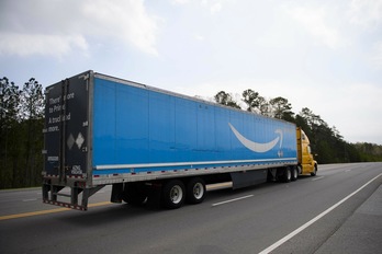 Un camión que acaba de salir a la carretera desde el centro logístico de Amazon en Bessemer (Alabama, EEUU). (Patrick T. FALLON | AFP)