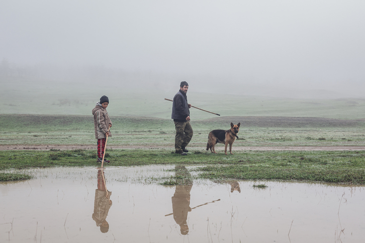 Un padre y su hijo sacan a pastar ovejas en el pueblo de Tomai, en Gagauzia. (Diego HERRERA)