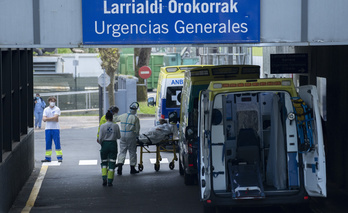Profesionales sanitarios conducen a un enfermo en las Urgencias del Hospital Donostia.        (Gorka RUBIO I FOKU)