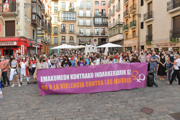 Imagen de archivo de una movilización contra la violencia machista en la plaza del Ayuntamiento de Iruñea. (Idoia ZABALETA/FOKU)