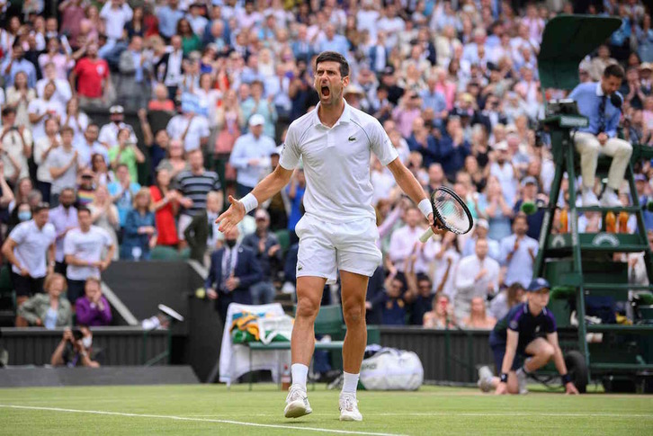 Djokovic celebra con entusiasmo su sufrida victoria. (Ben SOLOMON/AFP)