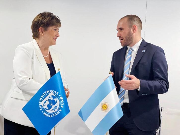 Kristalina Georgieva junto al ministro de Economia argentino, Martín Guzmán. (Juan MABROMATA/AFP)