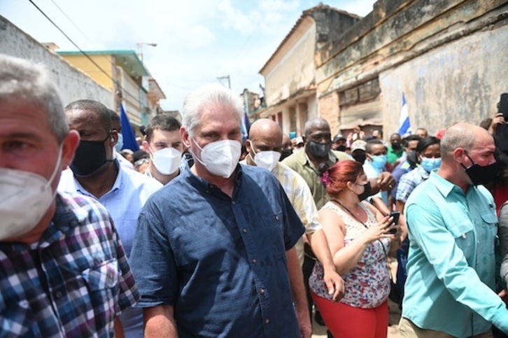 El presidente cubano, Miguel Díaz-Canel (en el centro de la imagen acompañado de sus seguidores), acudió el domingo a San Antonio de los Baños, una de las localidades donde se realizaron protestas contra el Gobierno. (Yamil LAGE | AFP)