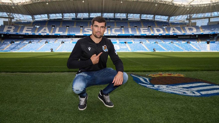 Matthew Ryan posa con la que será su camiseta durante las dos próximas temporadas. (REAL)