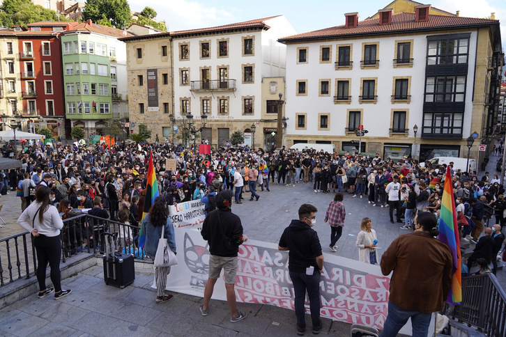 La plaza Unamuno de Bilbo se ha llenado para denunciar la agresión homófoba sufrida por dos jóvenes. (Aritz LOIOLA/FOKU)