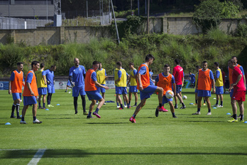 Entrenamiento del Amorebieta en el inicio de la pretemporada en Urritxe. (Aritz LOIOLA / FOKU)