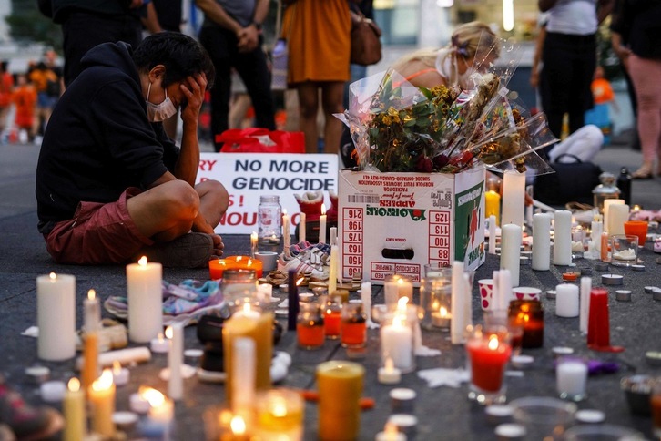 Acto de recuerdo a los niños indígenas en Toronto, Ontario. (Cole BURSTON/AFP)