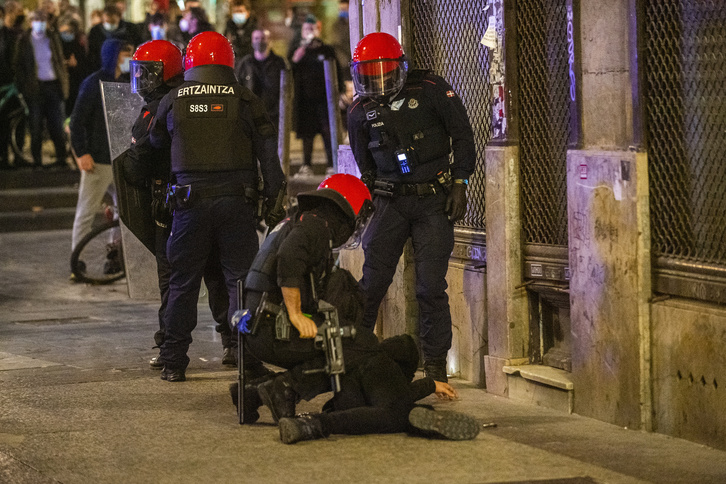 Actuación de la Ertzaintza contra jóvenes en Donostia el pasado diciembre. (Juan Carlos RUIZ | FOKU)