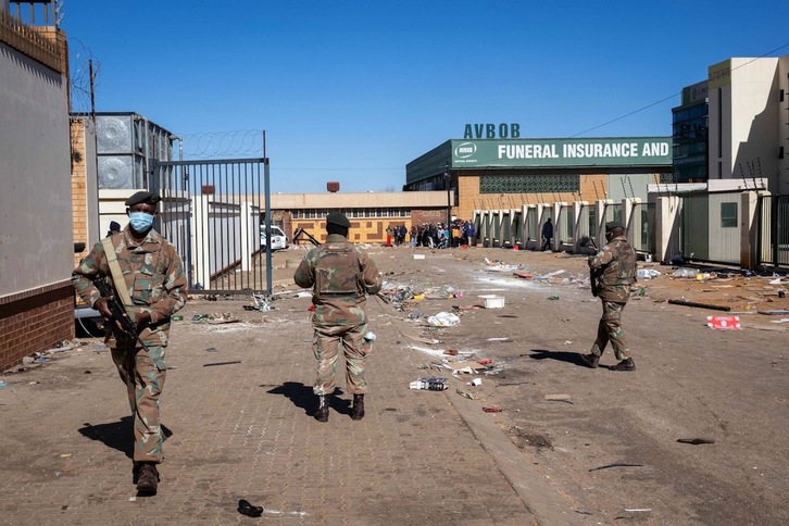 Soldados de la Fuerza de Defensa Nacional de Sudáfrica (SANDF) montan guardia en el centro comercial Jabulani de Soweto, en las afueras de Johannesburgo, este martes. (Emmanuel CROSET/AFP)