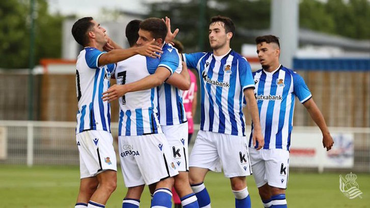 Los jugadores txuriurdines se abrazan celebrando uno de los goles que han logrado ante el Toulouse. (Twitter REAL)