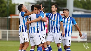 Los jugadores txuri urdines se abrazan celebrando uno de los goles que han logrado ante el Toulouse. (Twitter REAL)