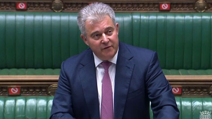 Brandon Lewis, ministro británico para el norte de Irlanda, en la Cámara de los Comunes. (AFP)
