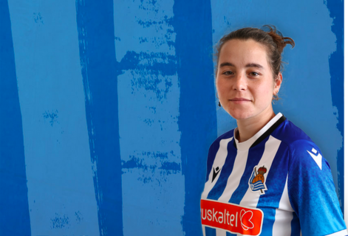 Iris Arnaiz con la camiseta txuri-urdin. (@RealSociedadFEM)