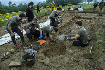 Arqueólogos de Aranzadi y voluntarios, trabajando en la trinchera de Saseta. (Jon URBE/FOKU)