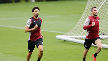 Xabi Etxeita ya ha podido entrenar con sus nuevos y viejos compañeros, como Anaitz Arbilla. (SD EIBAR)