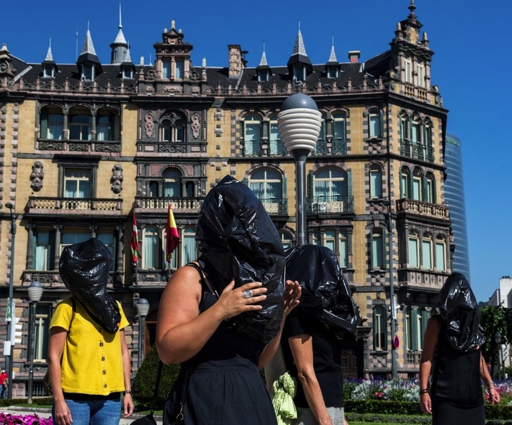 Performancea egin dute Bilboko Gobernu Zibilaren ondoan, Auzitegi Nazionalean entzun diren tortura testigantzen aurreko isiltasuna hautsi nahian. 