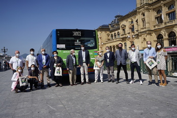 Imagen del acto de presentación del «Bus activo contra el cáncer». (Urko BILBAO-AECC)