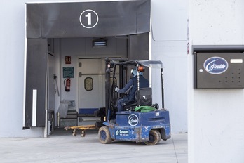 Un operario en el polígono industrial de Gojain, en el municipio alavés de Legutio. (Endika PORTILLO | FOKU)