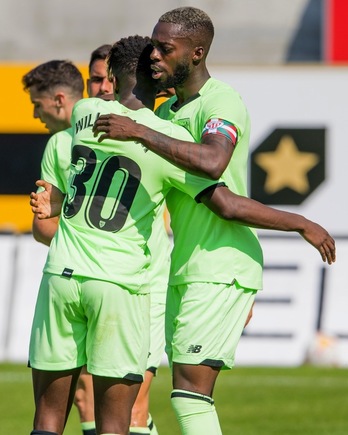 Abrazo entre los hermanos Williams después de que Iñaki haya anotado el gol de la victoria ante el Dinamo de Kiev. (ATHLETIC)