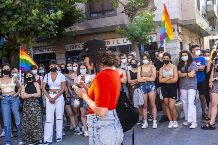 Concentración realizada el lunes por la tarde en Zornotza para condenar la agresión homófoba. (Marisol RAMIREZ)