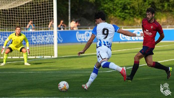 Lobete dispara a puerta en una acción de la primera parte. (Real Sociedad)