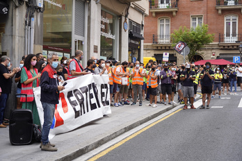 Concentración a las puertas del juzgado de Bilbo en el comienzo del juicio contra el ERTE de Petronor. (Aritz LOIOLA/FOKU)